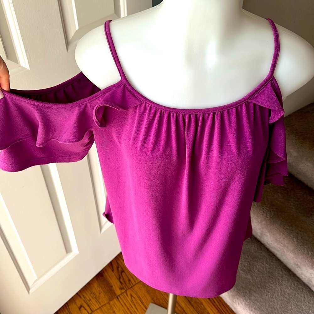 Size M purple NY&Co cold shoulder top